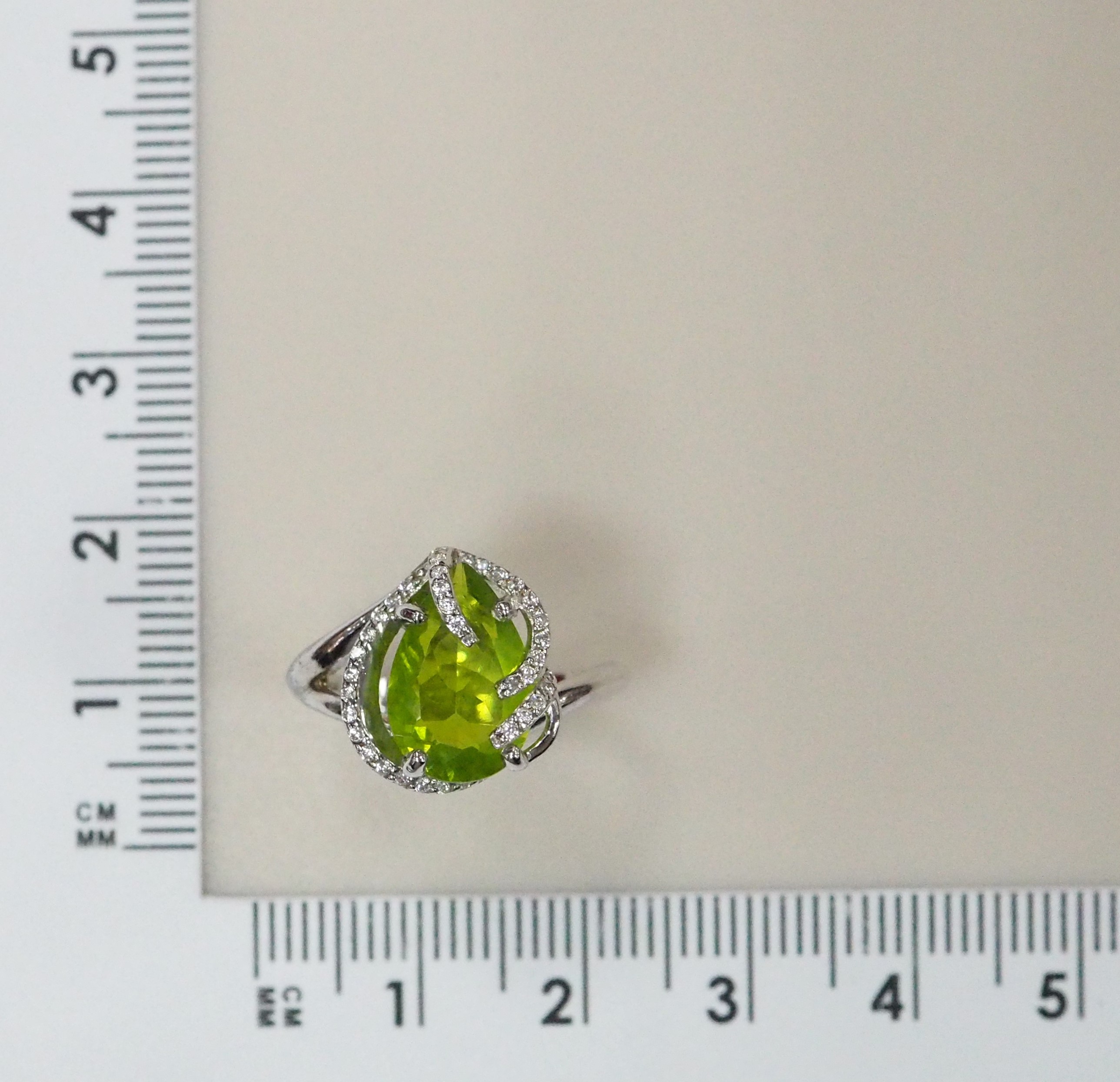 Серебряное кольцо 925 пробы; вставки 1 Пл. Кварц Перидот; 41 Фианит бесцв.;